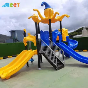 Parque de atracciones de estilo colorido, parque infantil al aire libre