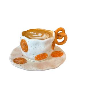 Set Creativo di Tazza e Piattino in Ceramica Ecologica Dipinta a Mano - Design a Forma di Pretzel con Papillon, Capacità 300mL, Forma Irregolare Modellata a Mano per Tè - Product Image 2