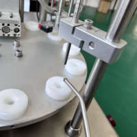 Équipement de remplissage et de capsulage de pompe en céramique de remplisseur entièrement automatique de bureau d'huile essentielle