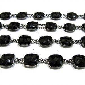 Connecteur de chaîne carré en laiton pour la fabrication de bijoux haut de gamme, avec spinelle noire naturelle 11x13mm, taille coussin, briolette, rectangulaire facetté - Product Image 1