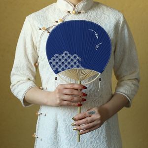 Abanico de algodón hecho a mano estilo chino con bordado para uso en espectáculos de danza Hanfu y presentaciones en escenario. - Product Image 2