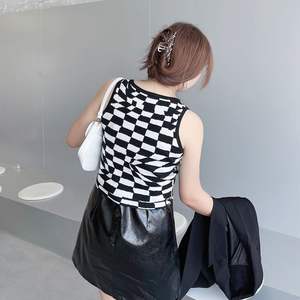 Happy Hut – Haut court sans manches en maille modal à carreaux pour femme, grande taille - Product Image 5