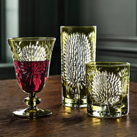 Ensemble de verres et de coupes en cristal taillé vert olive, verres à boire gravés à la main avec un motif de palmier pour la décoration de table de mariage