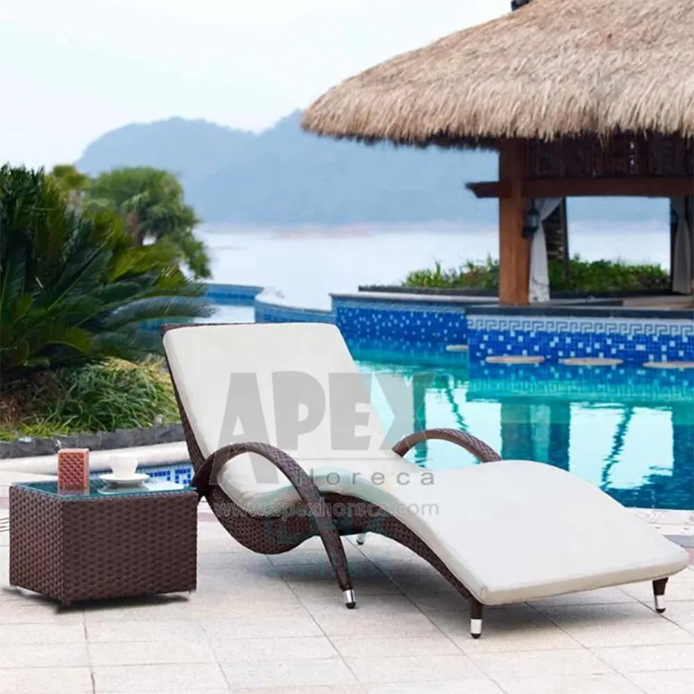Modern mobilya eğlence açık Rattan çift güneş yatağı Rattan hasır şezlong plaj OEM çerçeve gri stil güneş şemsiyesi