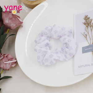 Chouchous en satin violet en vrac avec des fleurs en tissu Bandeaux bon marché en vrac - Product Image 4