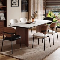 Table à manger de style scandinave avec plateau blanc mat et base en bois massif pour un mobilier de salle à manger minimaliste de style Japandi.