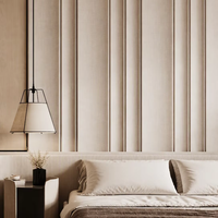 Panneau de revêtement mural/plafond rainuré en composite WPC imitation bois pour la décoration intérieure des chambres, hôpitaux et entrepôts