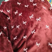 Le charmant tissu à double face imprimé nœuds en flanelle tricotée