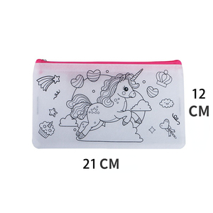 กระเป๋าเครื่องเขียนเด็ก <span class=keywords><strong>วาด</strong></span>ลายด้วยมือ ผ้าไม่ทอ ลายกราฟฟิตี กล่องดินสอ ระบายสี DIY กระเป๋าสะพายลายสลัด ของขวัญ โปรโมชั่นโรงเรียนอนุบาล - Product Image 4