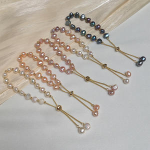 Bracelet à breloques en or 18 carats baroque d'eau douce naturelle pour femme Bracelet élastique réglable en perles véritables en or - Product Image 1