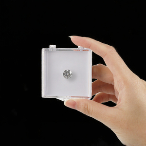 Boîte de présentation de bijoux en plastique GemTrue pour un stockage sécurisé des pierres précieuses et une présentation professionnelle en blanc transparent et noir - Product Image 3