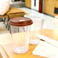 Vente en gros de gobelets en plastique transparent givré de 500 ml et 700 ml, gobelets en plastique pp pour café, lait, thé, injection, avec couvercles