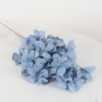 Fleurs artificielles d'ylang suspendues en soie pour la décoration de plafond de mariage, les célébrations festives, les chemins de table et la mise en scène.