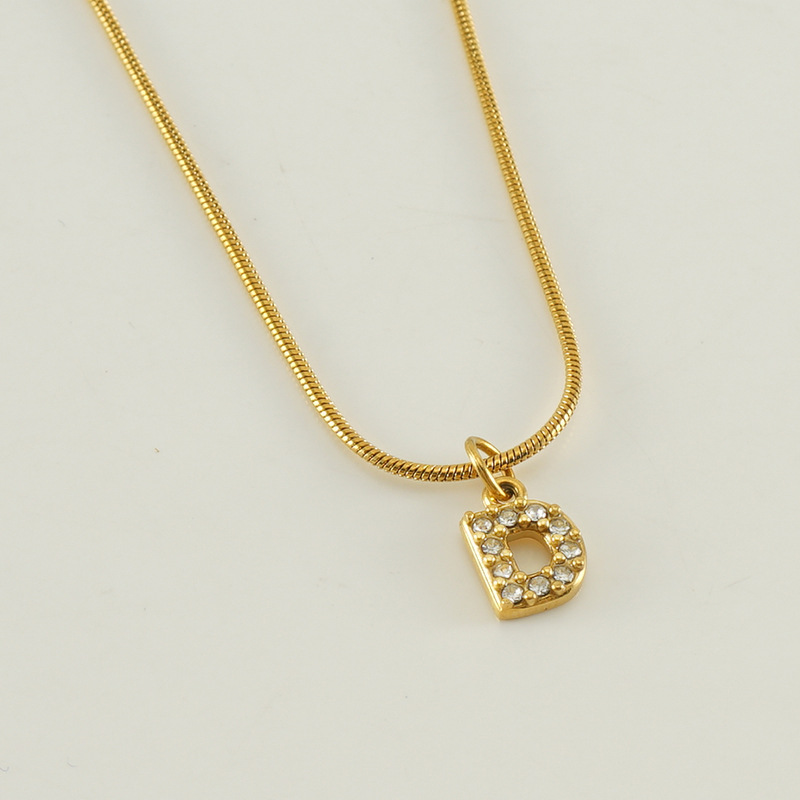 The letter D (including the chain)