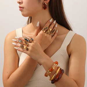 Conjunto de joyería de resina para mujer, diseño geométrico, pulsera de aleación de zinc, anillo, pendientes, regalo, accesorios de moda, estilo tono ámbar - Product Image 3