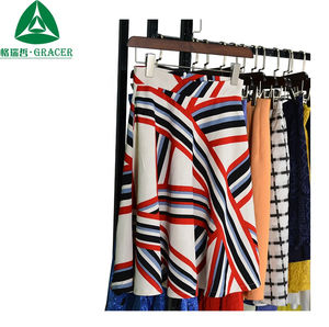 中古服スウェーデンから販売のためのベールで使用される女性用スカート - Product Image 1