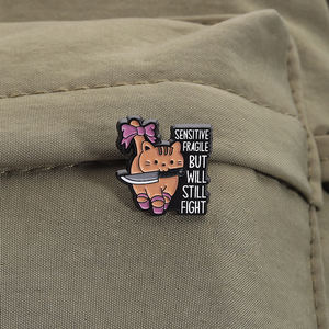 Simpatica spilla con smalto per gatti pericoloso per tenere a distanza divertente regalo di gioielli con risvolto animale per i fan degli amici - Product Image 3