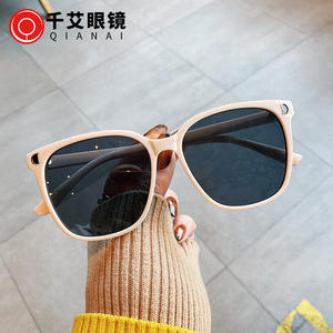 Gafas de sol de moda marca D para mujer, protección UV400, montura gris, lentes tipo AC, 3 gafas de sol - Product Image 2