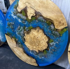 โต๊ะไม้เรซิ่นอีพ็อกซี่สีน้ำเงินเข้มทรงกลมแบบสั่งทำพิเศษสำหรับโรงแรมระดับไฮเอนด์ โต๊ะข้างธีมมหาสมุทรตกแต่งด้วยมอสและทราย - Product Image 1