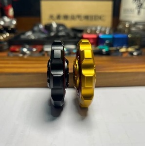 Tiebro Black Adulto Unisex Fingertip Gyro EDC Gear Six Beads Metal Spinners Tecnología de Descompresión Sonido Etéreo Alivio del Estrés - Product Image 6