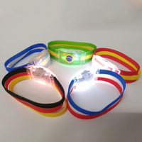 Bracelet en silicone LED avec logo personnalisé et design drapeau national pour les événements sportifs de football - Bracelet en silicone lumineux fonctionnant sur piles