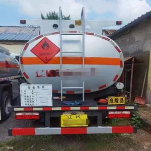 Camión <span class=keywords><strong>cisterna</strong></span> de 5000 <span class=keywords><strong>litros</strong></span>/<span class=keywords><strong>3000</strong></span> galones de segunda mano equipado con equipo de repostaje, barril de pistola de aceite y neumáticos de gran tamaño - Product Image 3