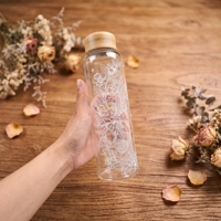 Botella de Agua de Vidrio con Estampado Floral de 550 ml con Tapa de Madera, Logotipo Personalizado, Venta al por Mayor