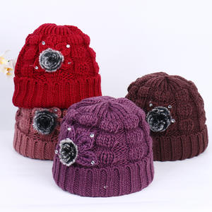 Gorro de punto para mujer con pompón de piel, gorro cálido de invierno para mujeres de mediana edad y mayores - Product Image 5