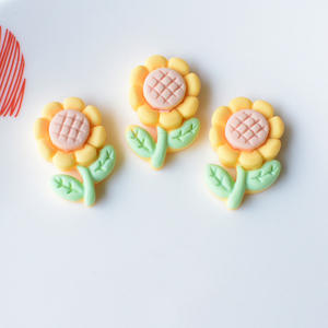 Jolies petites fleurs de tournesol en résine, accessoires de bijoux, ornements de voiture écologiques, matériaux de bricolage en gros - Product Image 4