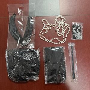 Ensemble d'accessoires de cosplay vintage années 20 : Bandeau, coiffe, gants longs en satin, écharpe à plumes, collier et boucles d'oreilles - Product Image 2