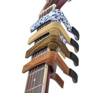 Capo para Guitarra Acústica Folk, Color Porcelana, Color Madera, Agarre Medio, <span class=keywords><strong>Afinador</strong></span> - Product Image 4
