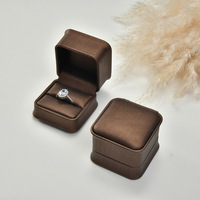 Vente en gros de boîte d'emballage en plastique marron de luxe en PU avec logo personnalisé boîte d'emballage de boucle d'oreille bracelet bague et collier boîte de cadeau