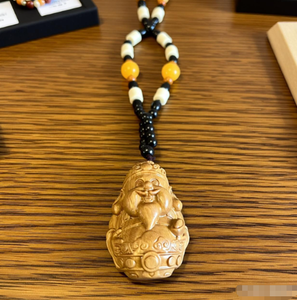 Colgante decorativo para llavero de coche con tallado de sándalo verde - Product Image 1