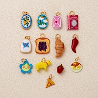 Delicias Diarias |   Dijes de Latón Chapado en Oro de 18K con Esmalte, Estilo Francés, con Motivos de Comida y Vida, Croissant, Pizza, Fruta y Nueva York (NYC)
