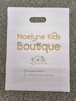Sac à provisions avec nom de marque personnalisé, logo personnalisé imprimé, boutique, emballage de vêtements, sacs en plastique à poignée découpée