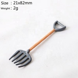 Ensemble d'outils de jardinage pour maison de poupée 1:12 - Outils de jardinage multicolores pour enfants, mini-râteau, pelle, houe et râteau à feuilles pour enfants - Product Image 6