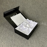 Emballage de luxe personnalisé de boîte-cadeau doublée en satin noir mat magnétique avec intérieur en satin