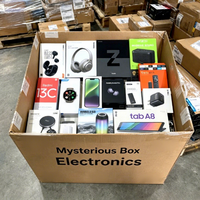 Boîte mystère en gros d'électronique avec téléphone portable, bracelet connecté, écouteurs sans fil et articles aléatoires pour le shopping en ligne