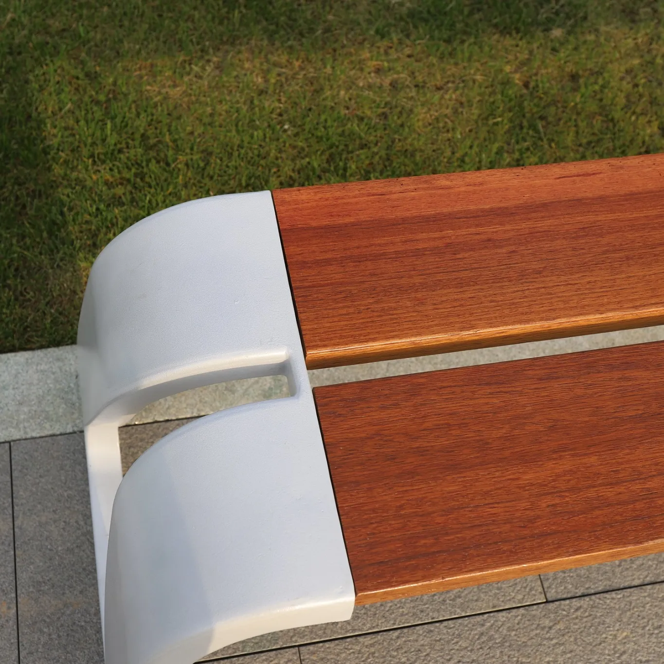Panche da esterno in legno in acciaio inossidabile lungo e moderno sedile da panchina per parco all'aperto senza schienale