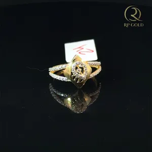 Anillo de Oro Amarillo de 9K con Corte de Diamante de Diseño para Mujer con Elegantes Detalles de Circonia Cúbica, Perfecto para Regalo - Product Image 1