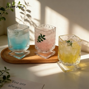 Vaso Cuadrado Clásico Retro de 6oz con Patrón Floral, Superficie Texturizada, Apto para Lavavajillas, para Whisky, Jugos, Uso en Casa o Cafetería - Product Image 1