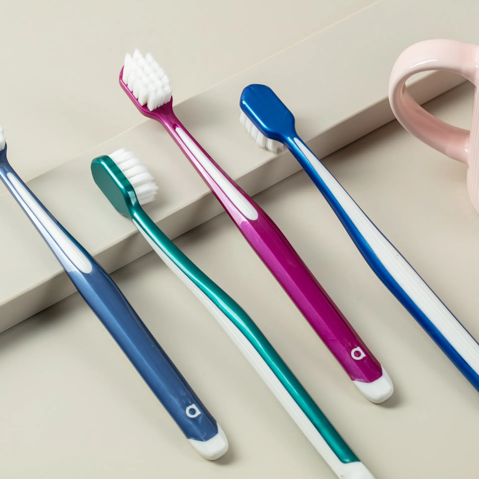 Alta Qualidade OEM ODM Custom Soft Bristled Toothbrush Gum Massagem Dentes Clareamento Médio Adulto Toothbrush