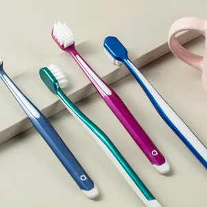 Brosse à dents à poils souples personnalisée Oem Odm de haute qualité Massage des gencives Blanchiment des dents Brosse à dents adulte moyenne