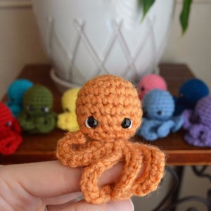 Venta al por mayor llavero de ganchillo Animal de <span class=keywords><strong>peluche</strong></span> <span class=keywords><strong>pulpo</strong></span> muñeca tejido de felpa llavero <span class=keywords><strong>pulpo</strong></span> Amigurumi ganchillo juguete bebé regalo - Product Image 2