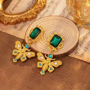 Pendientes de Aro con Mariposa de Diamantes Verdes Retro de Moda para Mujer, Estilo Europeo Americano de Alta Gama, Aleación Chapada en Oro de 18K con Engaste de Bisel - Product Image 4