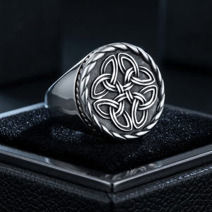 Bague Viking Homme En Acier Inoxydable Argenté Avec Nœud Celtique Croix Crâne Rivets Carrés Taille 28 Cadeau - Product Image 1