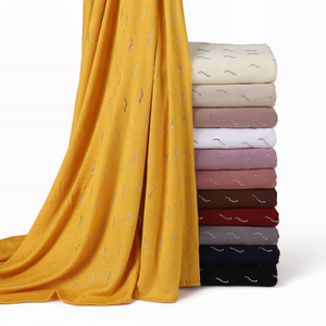 Pañuelo de chifón étnico con pedrería, tipo turbante, con estampado a juego y diseño de ojos pequeños - Product Image 3