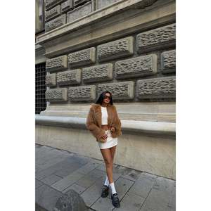 Chaqueta de Piel Sintética Tan Rufina con Estampado de Visón, Conejo y Zorro Teñido, Corte Corto, Cierre Tejido con Cinturón, Procesamiento Crudo y Recubierto - Product Image 2