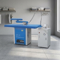 Robot de repassage automatique de vêtements pour table à repasser industrielle, conçu sur mesure pour le linge commercial, avec rideaux de protection
