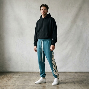 Pantalon de survêtement évasé pour homme, personnalisé par le fabricant, avec broderie et appliqué, bord brut, coupe large et empilée - Product Image 1